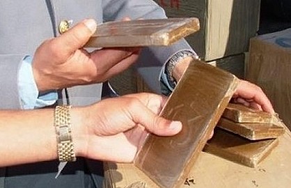 ضَبْط أكثر من طُنين من مُخدّر الشِيرا بيْنَ الجَماعة القروية فْرسيوا و تطْوان ..!