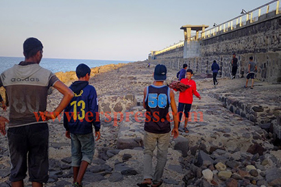 حوالي 400 طفل مَغربي يَجـوبـون شَوارعَ “مليلية” المحتلة