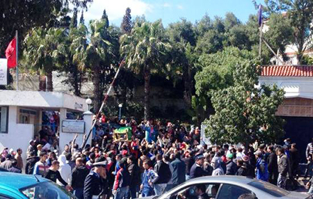 مُظاهرة حـاشدة بمُسْتشفى محمد الخامس بسَبب إهْمال طالَ مَريضة حتّى المَوْت ..!