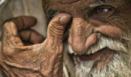 قصة من الواقع : عنْدَمـا بَكى مُسن من ذَوي الاحْتيـاجـات الخـاصة بالمُسْتَشفى ..