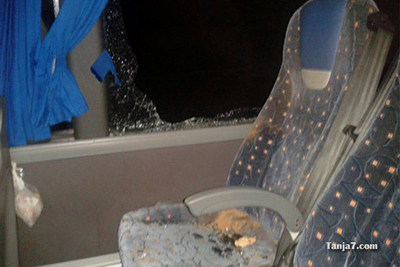 حافلة للمُسافرين تَتعرّضُ للرَشْق بـالحِجــارة ..