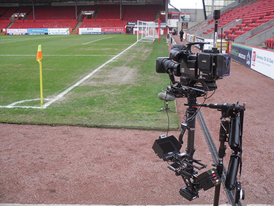 انْعدام ثَقـافـة احْترام الكاميرا فِي الملَاعبِ..