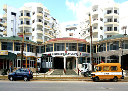 حِرمان مؤسسات بنكية وتجارية بكورنيش المدينة من ممرات الراجلين