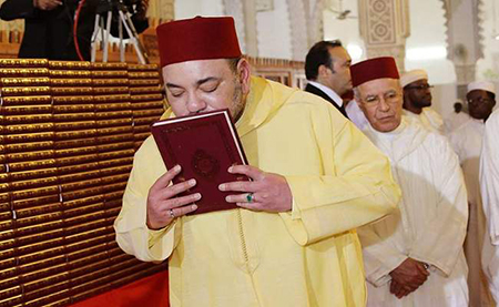 الملك محمّد السادس يُصلي بـ “بيساو” و يهدي غينيا 10 آلاف نُسخة من المصحف الشريف