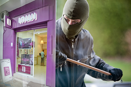 إلقاء القبض على أحد المُشتبه فيهم بالسَّطو على وَكـالـة للإتّصالات