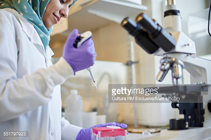 تحريرُ المرأة لا يمكن أن يتحقّق إلاّ حينَ تُفكر المرأة في تحقيق ذاتهـا ..