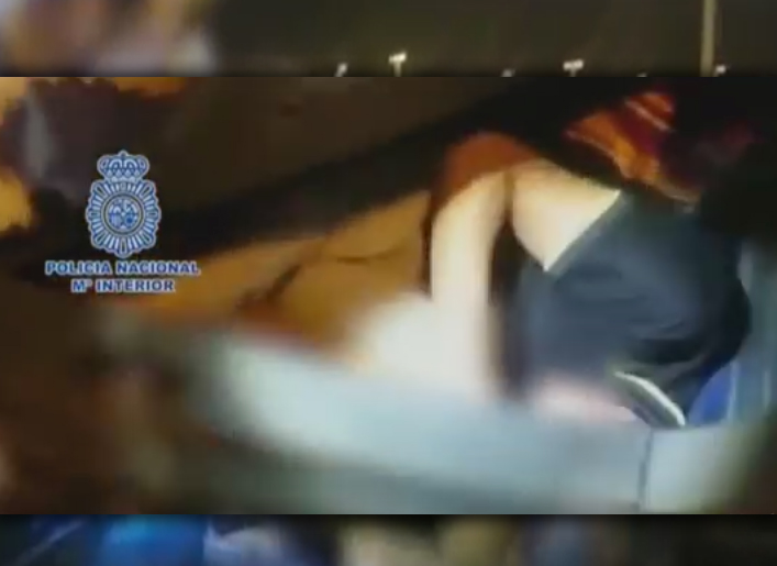 إحبـاط مُحــاوَلة تَهْريب مُهـاجـر سري محشو داخلَ الصُنْدوق الخَلفي  للسيَّـارة