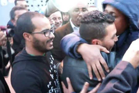 فيسبوكيون يرحبون بـ”فاضح الزفت” ويطالبون بمحاسبة المتورطين