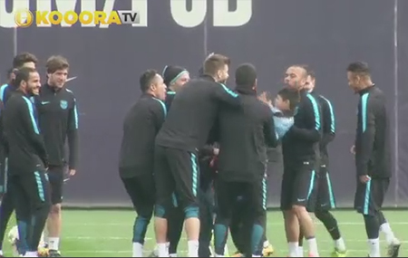 نجوم برشلونة يلهون مع الاطفال بلا ضغوط