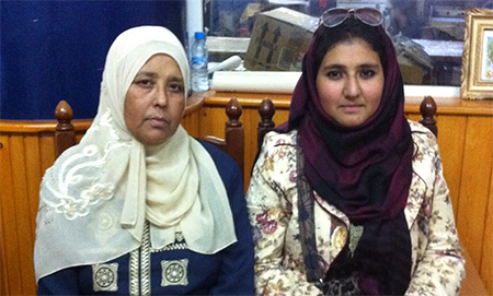 قصة مواطنة مغربية وابنتها.. نَجَتــا من حَرب ليبيـا الطـاحنة.!