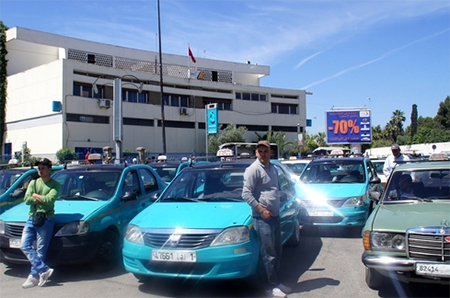 أرباب و سائقو سيارات الأجرة الصغيرة بطنجة يتجهون للامتناع عن أداء الرسوم الجماعية
