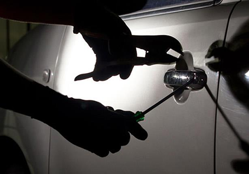 فتح السيارات المركونة في الظلام والسرقة من داخلها