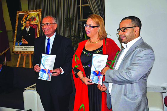 مؤسسة المكي مورسيا تناقش كتاب “محمد السادس ملك الإستقرار” و توقع مشروع إنشاء أكبر مجسم لمدينة الأندلس بطنجة