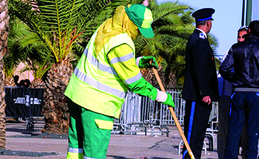 رواتب عمال النظافة لا تتعدى زجاجة عطركم فلا تعاملوهم بقسوة والقوا التحية عليهم