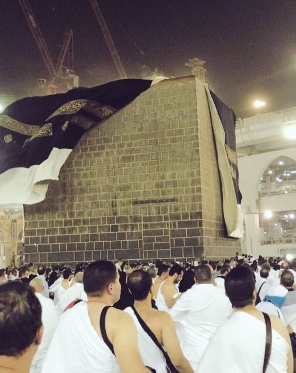 الآن : استبدال كسوة الكعبة القديمة بحلتها الجديدة