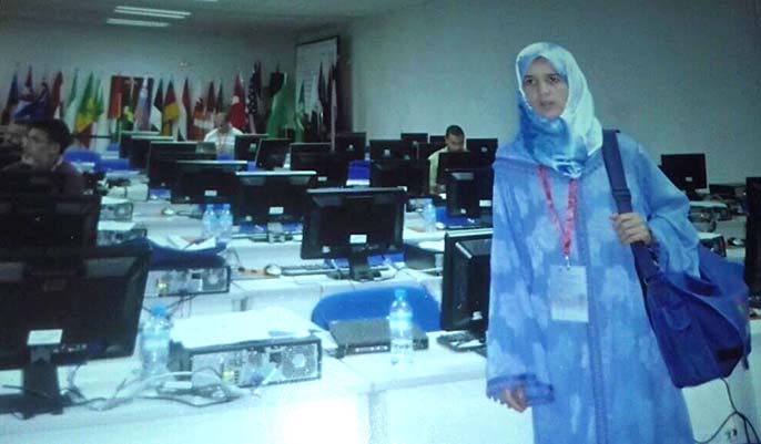 امرأة تتنفس بعدسة الكاميرا