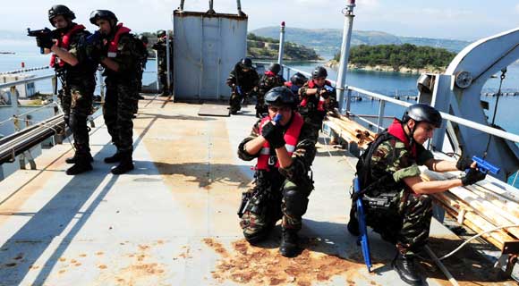 البحرية المغربية تطلق النار على قارب مطاطي للهجرة السرية والسلطات تفتح تحقيقا حول ملابسات الحادث