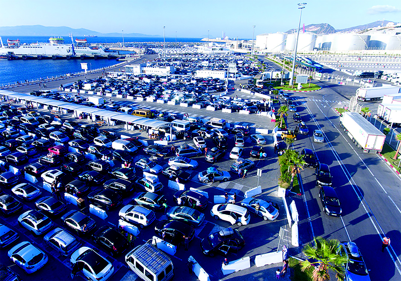 موسم عودة مغاربة العالم : ازدحام واكتظاظ واختناق وساعات طوال من الانتظار في واحد من أكبر موانئ الأبيض المتوسط وبوليف يعتذر ويعد !