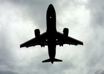 الحكومة تعيد فتح المجال الجوي