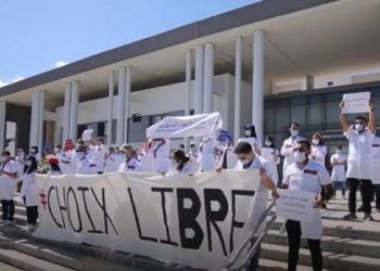 أصحاب البذلة البيضاء يضربون بطنجة