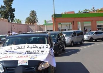 مهنيو النقل السياحي يعلقون احتجاجهم