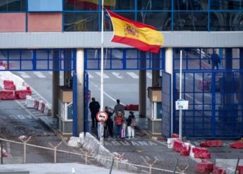 حكومة مدريد تتخلى عن إلحاق سبتة ومليلية بمنطقة “شينغن”