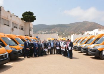 إقليم الحسيمة.. توزيع 18 حافلة للنقل المدرسي و7 سيارات إسعاف لفائدة الجماعات الترابية
