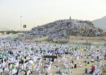 حجاج بيت الله يتوجهون إلى صعيد عرفات