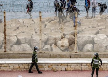 اقتحام السياج الحديدي على مستوى إقليم الناظور “مخطط له” واستعملت فيه أساليب” تنطوي على عنف كبير تجاه القوات العمومية (بايتاس)