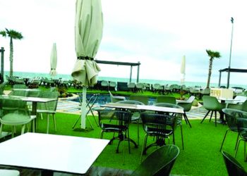 مقهى بطنجة يحدد مدة الجلوس وهو من الأساس مخترق للضوابط القانونية ومستول على مساحة خضراء مفتوحة للعموم