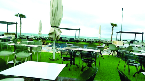 مقهى بطنجة يحدد مدة الجلوس وهو من الأساس مخترق للضوابط القانونية ومستول على مساحة خضراء مفتوحة للعموم