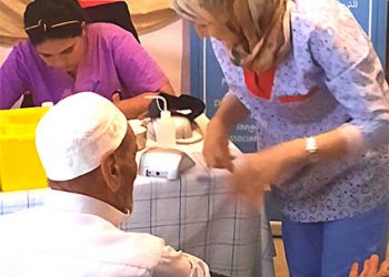 قافلة طبية تحط رحالها بمنطقة الرهراه.. الكشف عن أمراض الضغط الدموي والسكري..