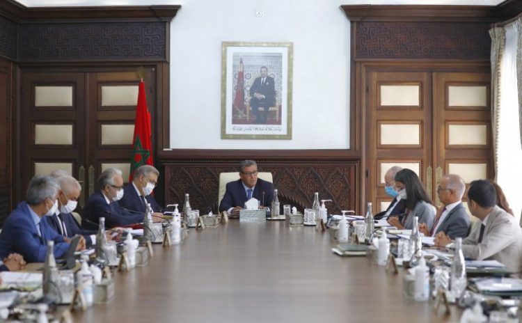 مجلس الحكومة يصادق على مشروع مرسوم بتحديد مبلغ الحد الأدنى القانوني للأجر في الصناعة والتجارة والمهن الحرة والفلاحة