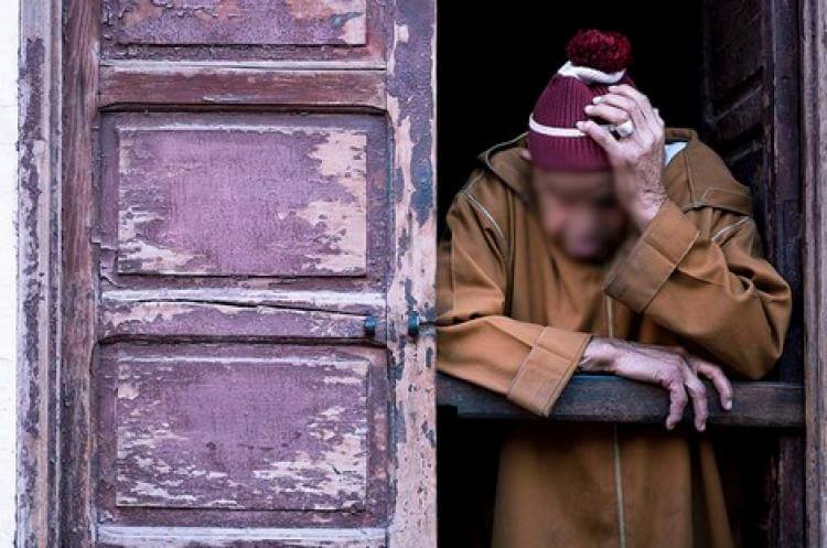 الزهايمر أو الخرف…. مرض يرهق المريض و المرافق على حد سواء في غياب تام لدور الرعاية المختصة