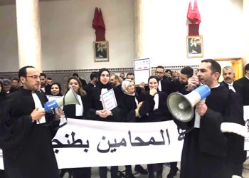 طنجة.. المحامون يحتجون ضد الضرائب و”القرارات الانفرادية” لوزارة العدل بشأن قانون المهنة