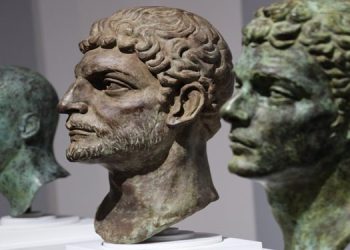 منحوتات صربيا تزور معرض طنجة