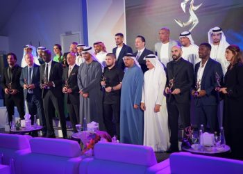 الركراكي يفوز بجائزة أفضل مدرب عربي عالمي ووعد بإحراز كاس العالم المقبلة