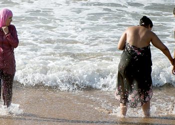 موسم الصيف و إشكالية الولوج إلى البحر و السباحة بالملابس..