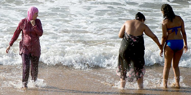 موسم الصيف و إشكالية الولوج إلى البحر و السباحة بالملابس..