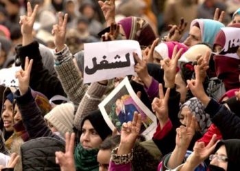 الشباب المغربي…أغلبهم  اما عاطل عن العمل أو يعمل بشكل غير نظامي  متى سيحس الشباب بالاستقرار المادي و النفسي؟؟؟؟ ….  الأسر المغربية هي من تتحمل أبناءها العاطلين….