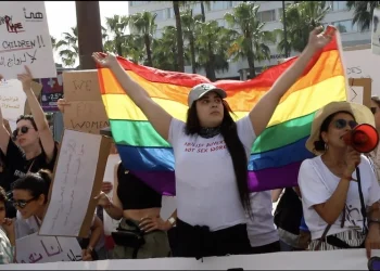 حركات نسائية ترفع علم الشذوذ…فيلم مغربي يعرض بالقاعات السينمائية يروج للشذوذ و ألوان قوس قزح تطال حتى الأدوات المدرسية للأطفال….