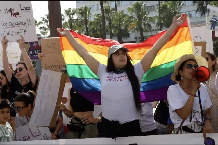 حركات نسائية ترفع علم الشذوذ…فيلم مغربي يعرض بالقاعات السينمائية يروج للشذوذ و ألوان قوس قزح تطال حتى الأدوات المدرسية للأطفال….