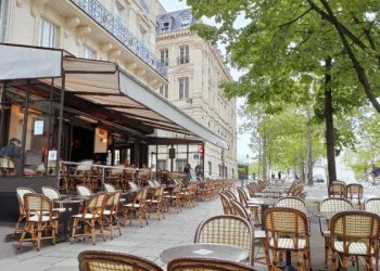 الصيف يفاقم من جشع المقاهي وغبن المستهلك.. والسبب: ثغرات قانون حرية الأسعار والمنافسة