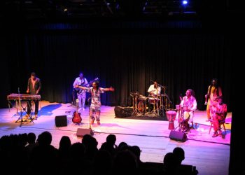 المْعلمة هند النعيرة تحيي السهرة الختامية لفعاليات “صيف إفريقي” بمسرح رياض السلطان..