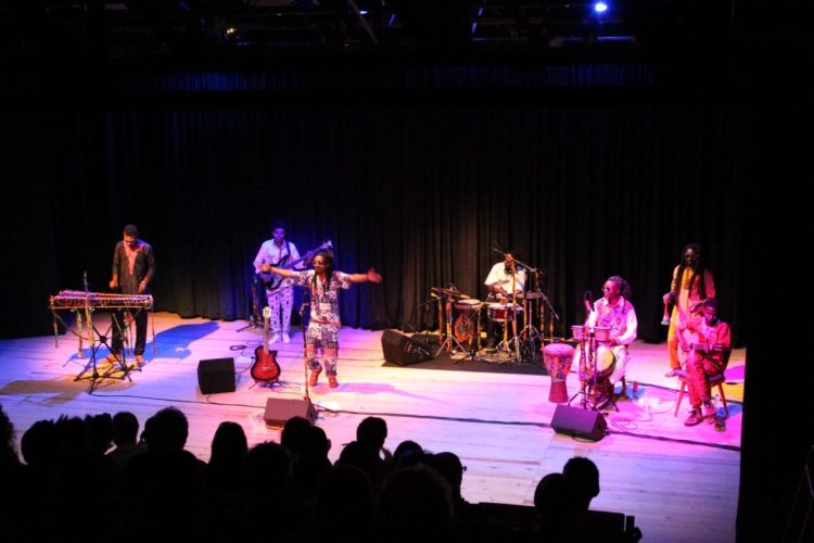 المْعلمة هند النعيرة تحيي السهرة الختامية لفعاليات “صيف إفريقي” بمسرح رياض السلطان..